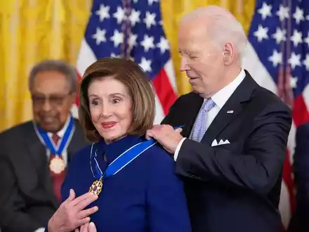 US-Präsident Joe Biden verleiht die höchste zivile Auszeichnung der Nation an den ehemaligen US-Außenminister John Kerry. - Foto: Alex Brandon/AP/dpa