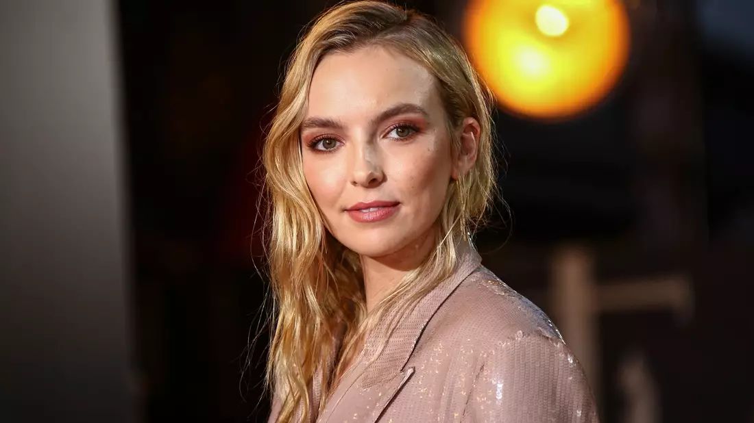 Jodie Comer steht mit Hugh Jackman vor der Kamera. - Bild: Joel C Ryan/Invision/AP/dpa