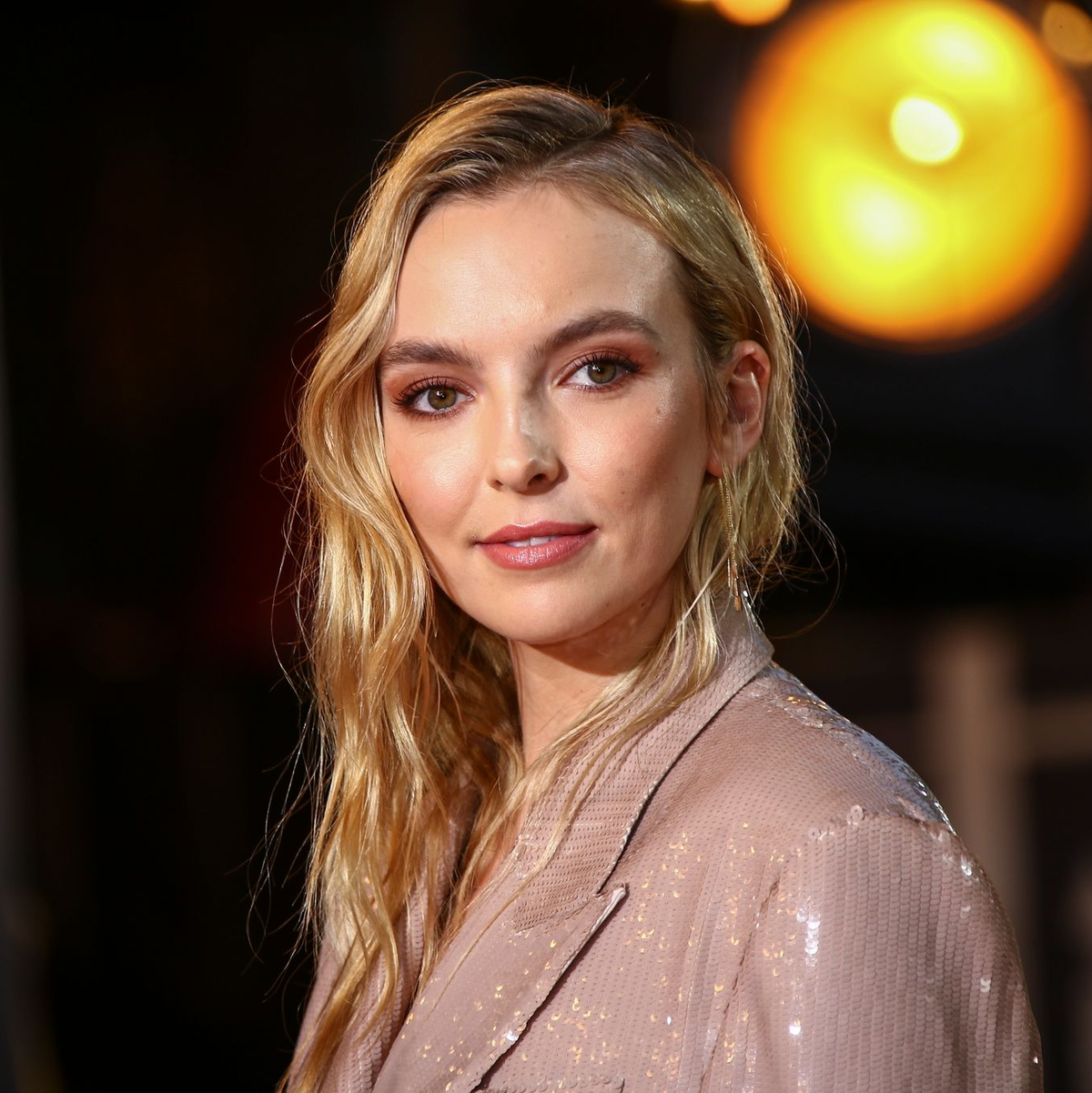 Jodie Comer steht mit Hugh Jackman vor der Kamera. - Foto: Joel C Ryan/Invision/AP/dpa