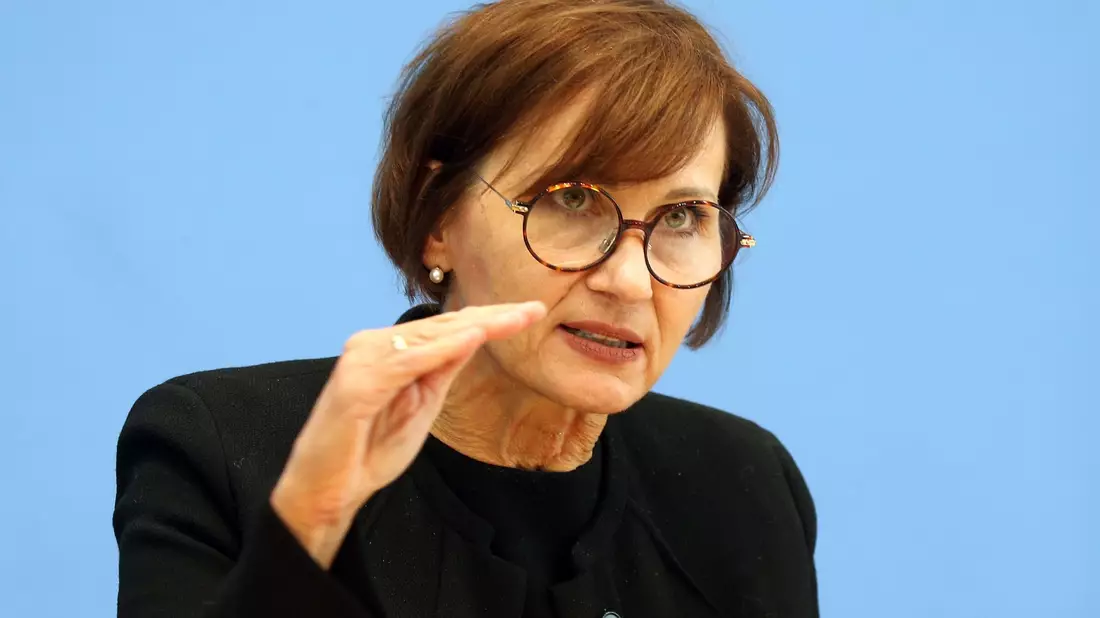 Bildungsministerin Bettina Stark-Watzinger fordert Universitäten zu konsequentem Vorgehen gegen Antisemitismus auf. - Bild: Wolfgang Kumm/dpa