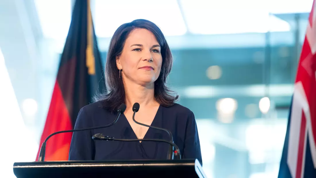 Annalena Baerbock bei einem Pressestatement im Auckland Museum. - Bild: Sina Schuldt/dpa