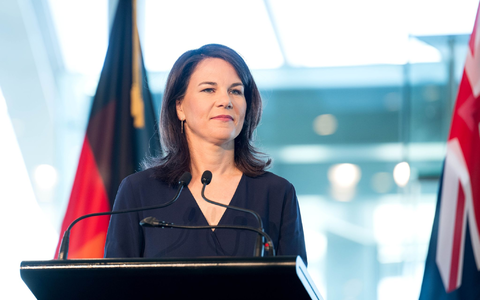 Annalena Baerbock bei einem Pressestatement im Auckland Museum. - Foto: Sina Schuldt/dpa