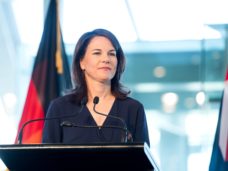 Annalena Baerbock bei einem Pressestatement im Auckland Museum. - Foto: Sina Schuldt/dpa