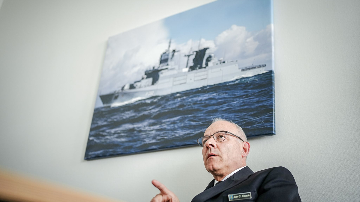 Marine-Inspekteur Christian Kaack dankte der Besatzung der Fregatte «Hessen» nach dem Kampfauftrag im Roten Meer für ihren Einsatz. - Foto: Kay Nietfeld/dpa