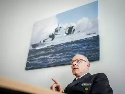 Marine-Inspekteur Christian Kaack dankte der Besatzung der Fregatte «Hessen» nach dem Kampfauftrag im Roten Meer für ihren Einsatz. - Foto: Kay Nietfeld/dpa