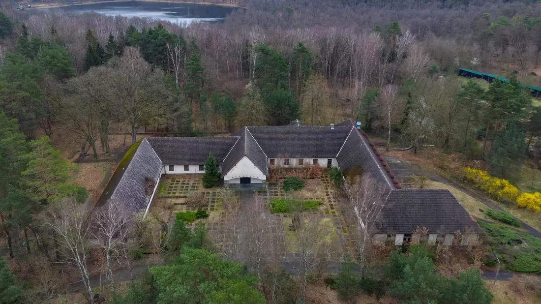 Die ehemalige Villa von Reichpropaganda-Minister Joseph Goebbels auf dem Areal am Bogensee, - Bild: Patrick Pleul/dpa