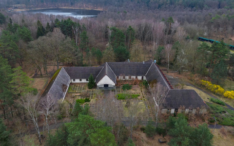 Die ehemalige Villa von Reichpropaganda-Minister Joseph Goebbels auf dem Areal am Bogensee, - Foto: Patrick Pleul/dpa