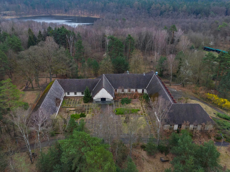 Die ehemalige Villa von Reichpropaganda-Minister Joseph Goebbels auf dem Areal am Bogensee, - Foto: Patrick Pleul/dpa