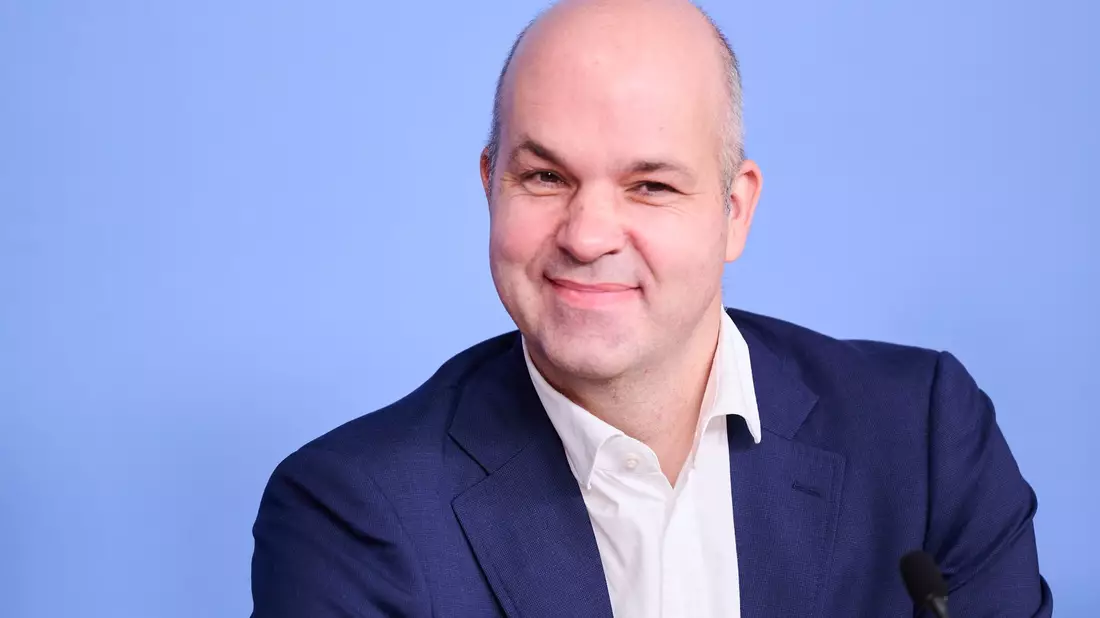 Marcel Fratzscher erklärt, wie die Gender Pay Gap geschlossen werden kann. - Bild: Annette Riedl/dpa