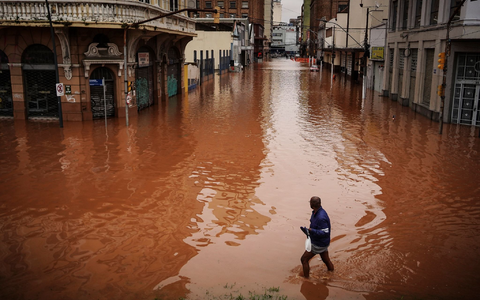 Besonders hart traf es die Stadt Canoas. - Foto: Carlos Macedo/AP/dpa
