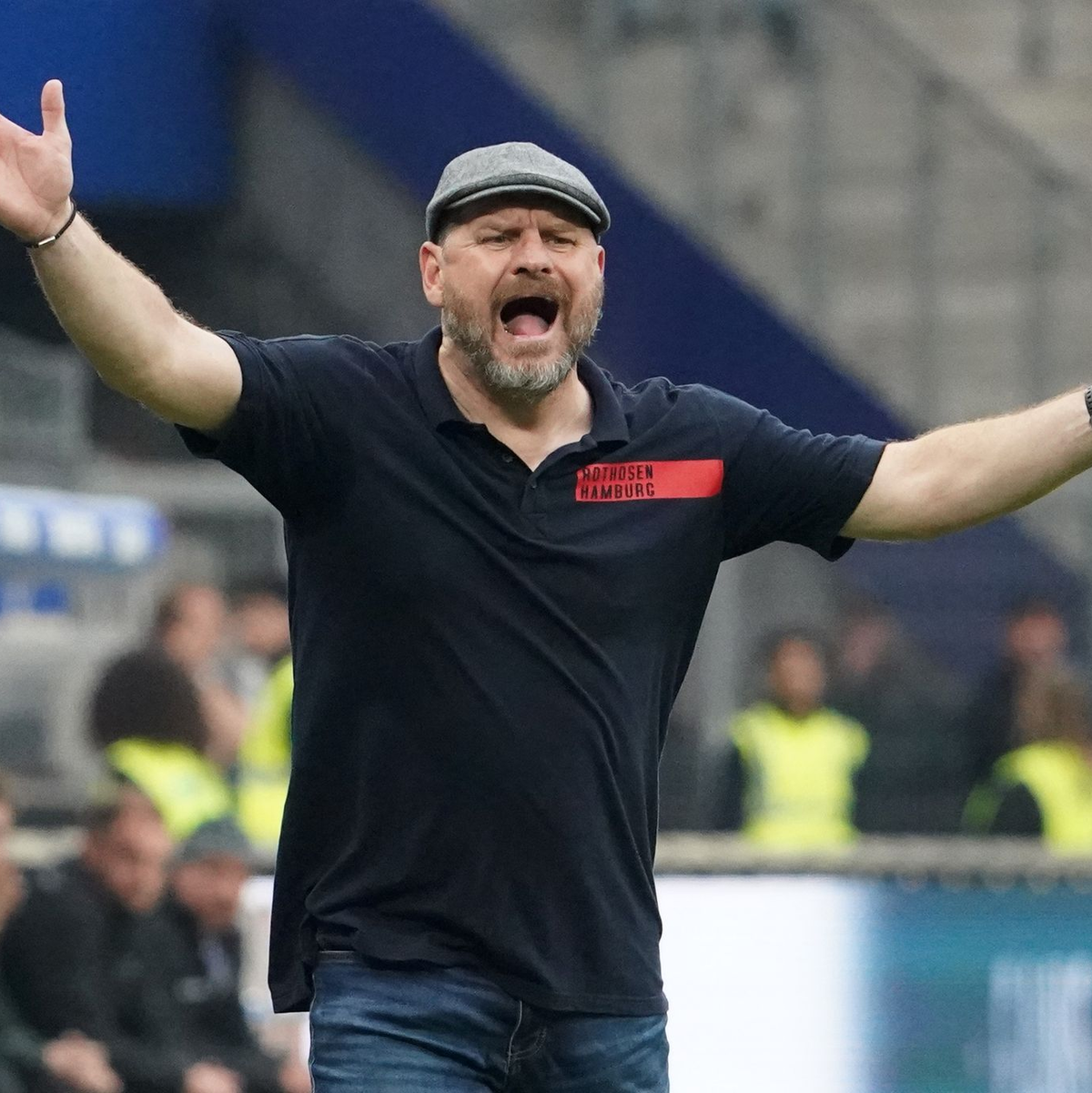 Fans des FC St. Pauli  brennen auf der Tribüne Pyrotechnik ab. - Foto: Marcus Brandt/dpa