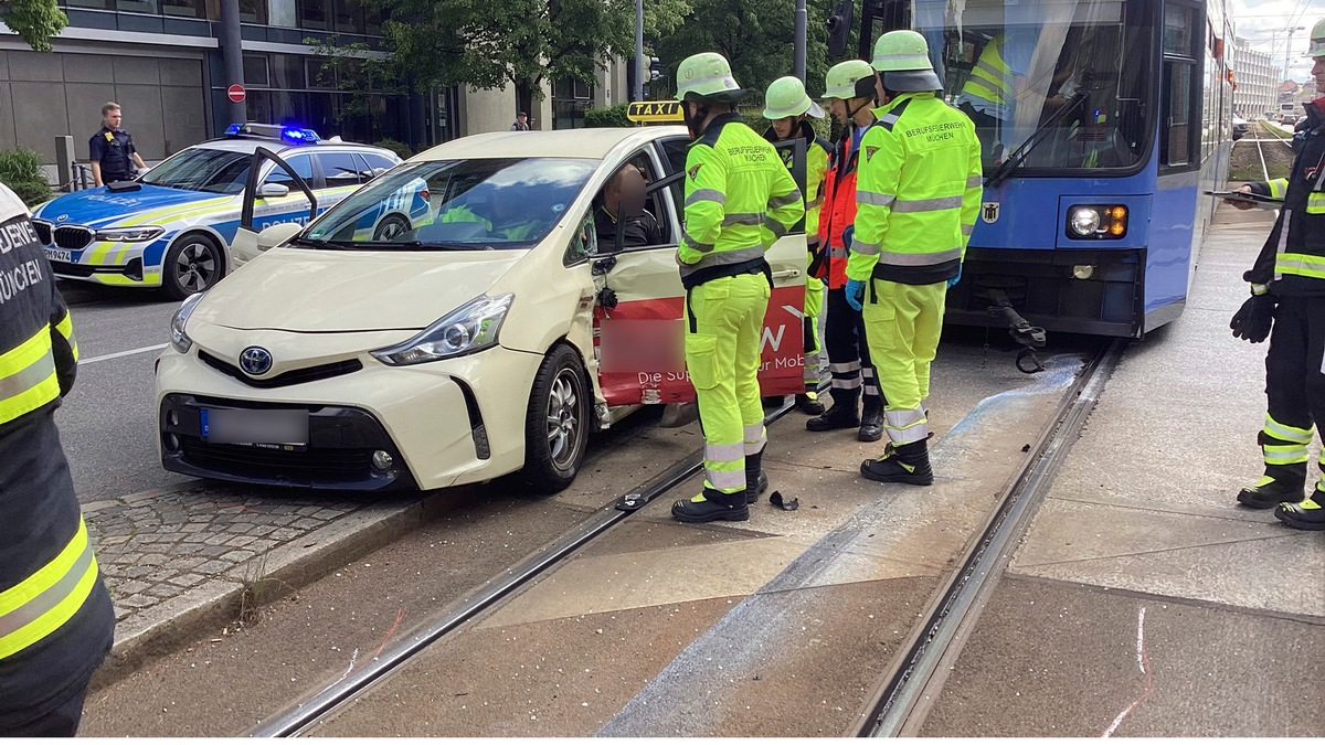 FW-M: Pkw kollidiert mit Straßenbahn (Schwanthalerhöhe) - Foto: presseportal.de