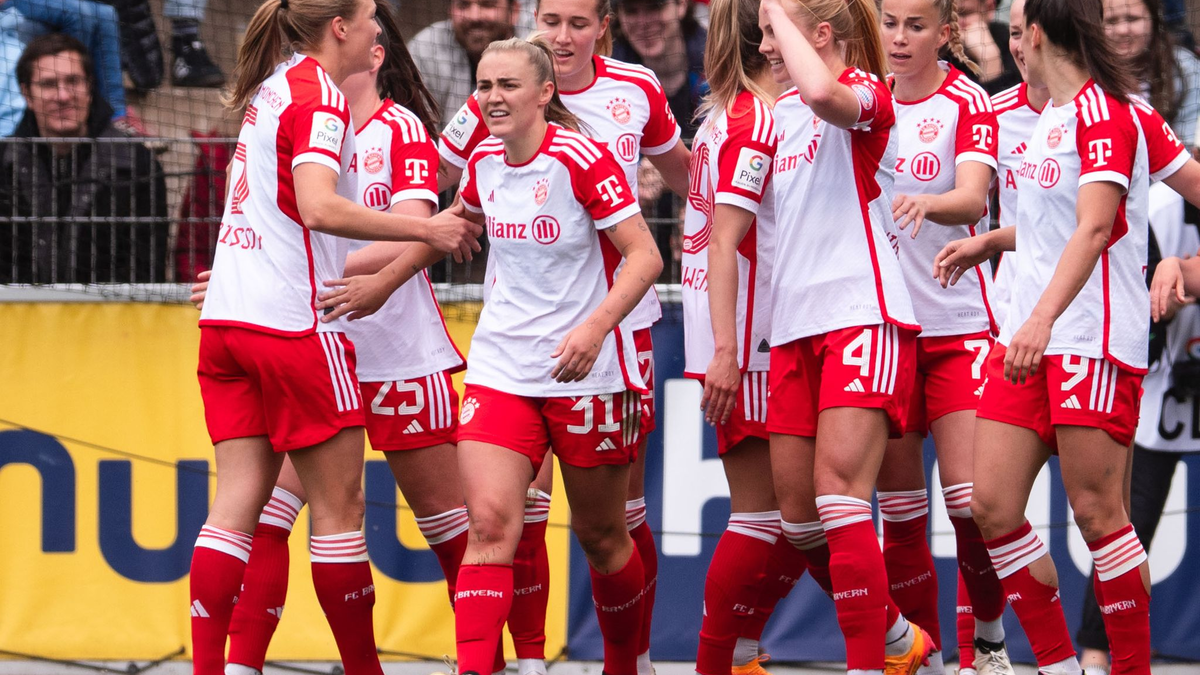Die Spielerinnen des FC Bayern München feiern den Gewinn der deutschen Meisterschaft. - Foto: Marius Becker/dpa