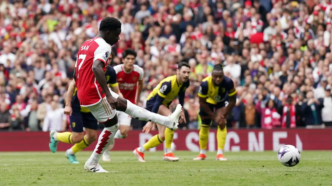 Brachte Arsenal gegen Bournemouth per Elfmeter in Führung: Bukayo Saka. - Bild: Adam Davy/PA Wire/dpa