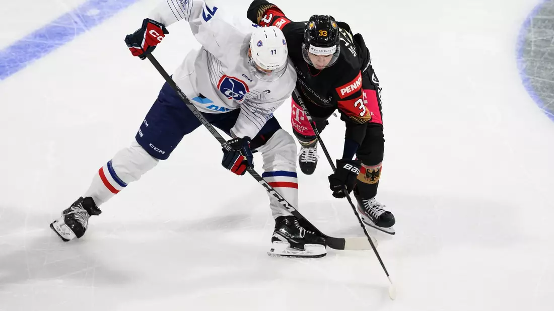 Die DEB-Auswahl um NHL-Profi JJ Peterka (r) musste sich Frankreich geschlagen geben. - Bild: Swen Pförtner/dpa