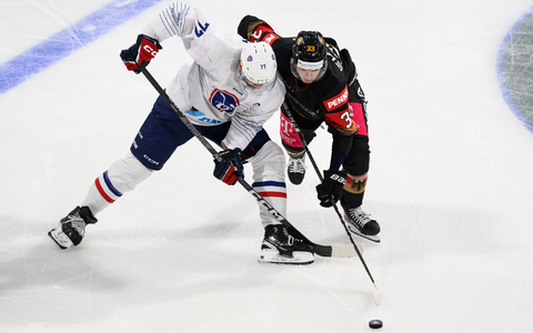 Die DEB-Auswahl um NHL-Profi JJ Peterka (r) musste sich Frankreich geschlagen geben. - Foto: Swen Pförtner/dpa Die DEB-Auswahl um NHL-Profi JJ Peterka (r) musste sich Frankreich geschlagen geben. - Foto: Swen Pförtner/dpa
