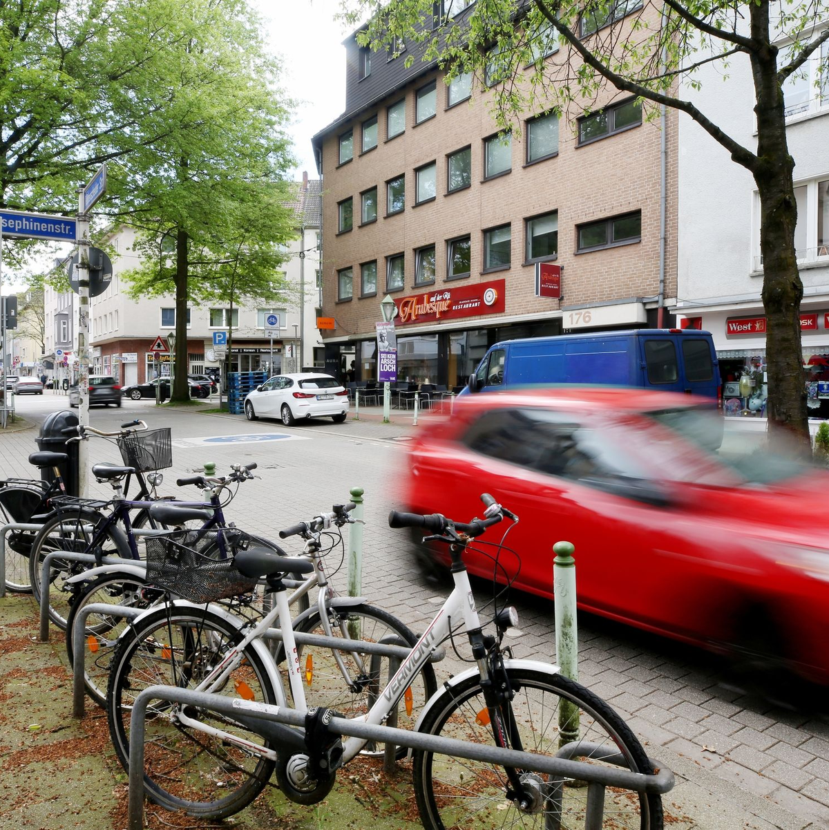 Blick in die Rüttenscheider Straße in Essen. Der Grünen-Bundestagsabgeordnete Gehring und sein Parteikollege Fliß sind hier attackiert worden. - Foto: Roland Weihrauch/dpa