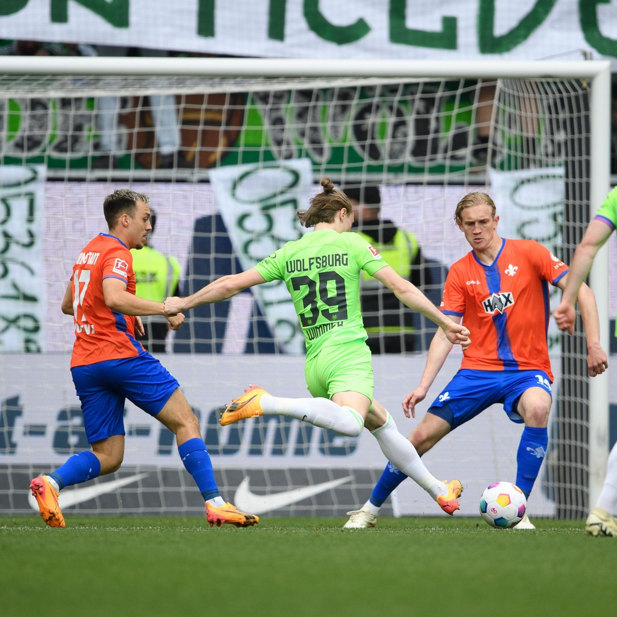 Traf zur Wolfsburger Führung gegen Darmstadt: Patrick Wimmer (M). - Foto: Swen Pförtner/dpa