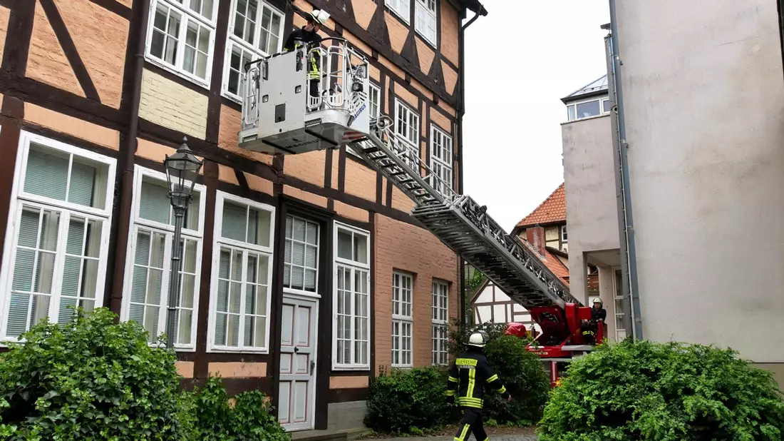 FW Celle: Drehleiterausbildung in der Celler Altstadt - Bild: presseportal.de