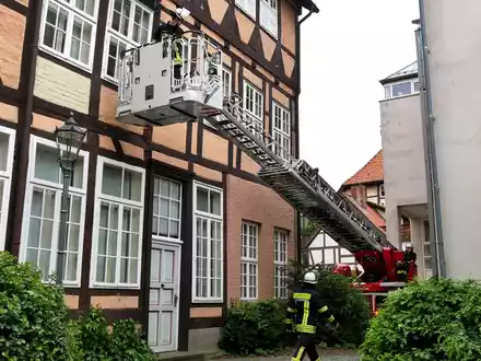 FW Celle: Drehleiterausbildung in der Celler Altstadt - Foto: presseportal.de