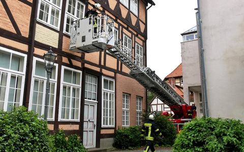 FW Celle: Drehleiterausbildung in der Celler Altstadt - Foto: presseportal.de