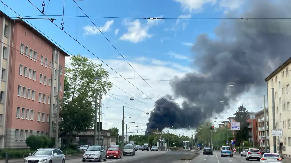 FW-F: Lagerhallenbrand in Frankfurt-Griesheim mit weithin sichtbarer Rauchsäule - Feuerwehr im Großeinsatz - Bild: presseportal.de