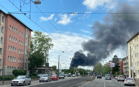 FW-F: Lagerhallenbrand in Frankfurt-Griesheim mit weithin sichtbarer Rauchsäule - Feuerwehr im Großeinsatz - Foto: presseportal.de