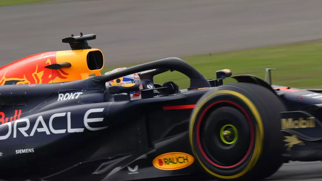 Red-Bull-Pilot Max Verstappen baute damit seinen Vorsprung im WM-Klassement weiter aus. - Bild: Andy Wong/AP/Archivbild