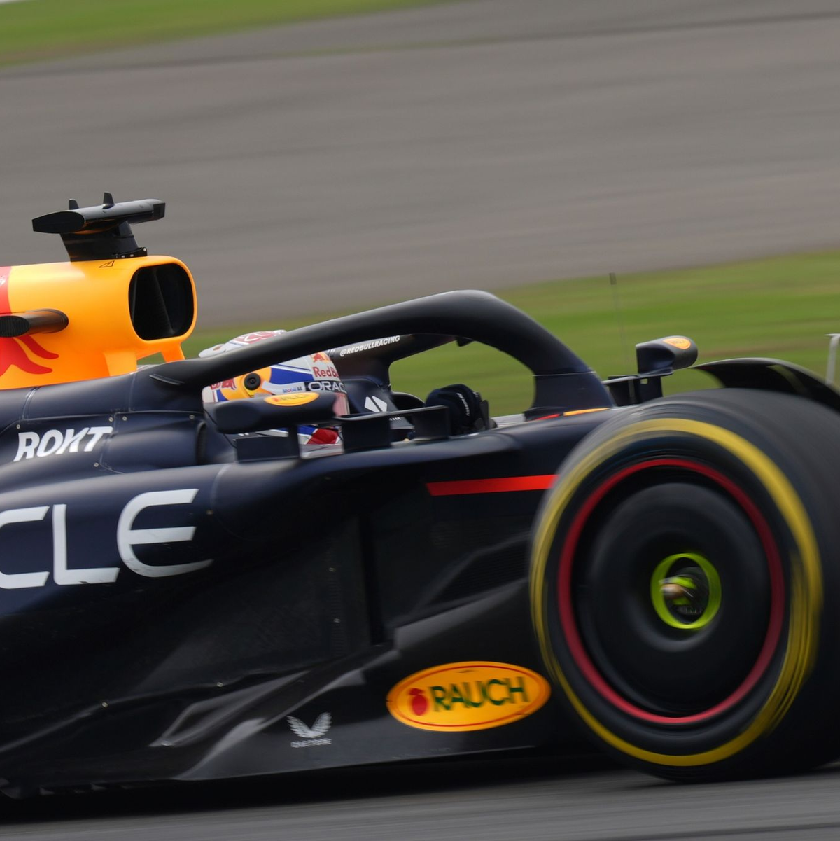 Red-Bull-Pilot Max Verstappen baute damit seinen Vorsprung im WM-Klassement weiter aus. - Foto: Andy Wong/AP/Archivbild