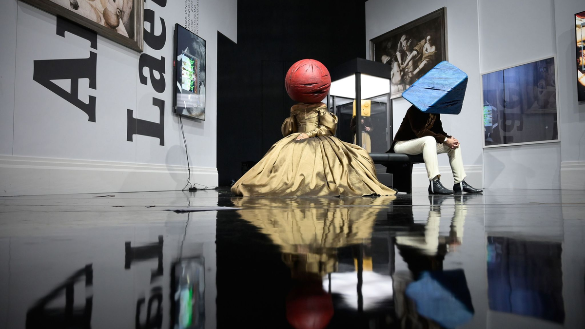 Das im Deutschen Theater Berlin im Herbst 2023 uraufgeführte Stück «Baracke». Mit dem Stück eröffnet der renommierte Mülheimer Theaterwettbewerb. - Foto: Thomas Aurin/Deutsches Theater Berlin/dpa