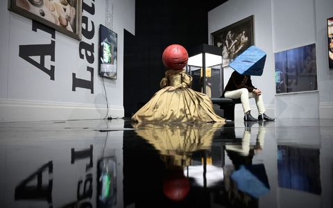 Das im Deutschen Theater Berlin im Herbst 2023 uraufgeführte Stück «Baracke». Mit dem Stück eröffnet der renommierte Mülheimer Theaterwettbewerb. - Foto: Thomas Aurin/Deutsches Theater Berlin/dpa