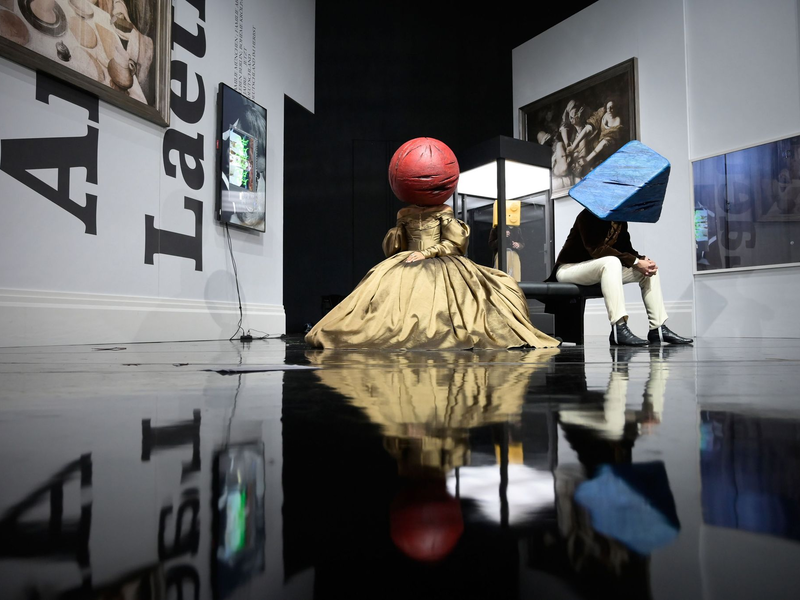 Das im Deutschen Theater Berlin im Herbst 2023 uraufgeführte Stück «Baracke». Mit dem Stück eröffnet der renommierte Mülheimer Theaterwettbewerb. - Foto: Thomas Aurin/Deutsches Theater Berlin/dpa