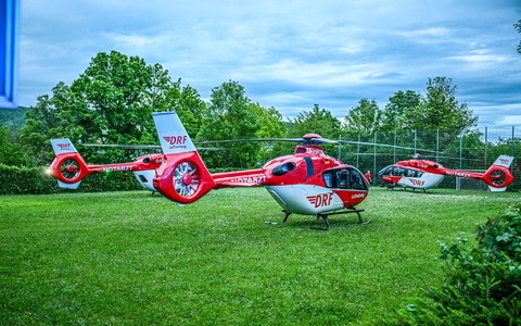 Rettungshubschrauber stehen auf einer Wiese in der Nähe der Turnhalle in Remshalden. - Foto: Marius Bulling/dpa