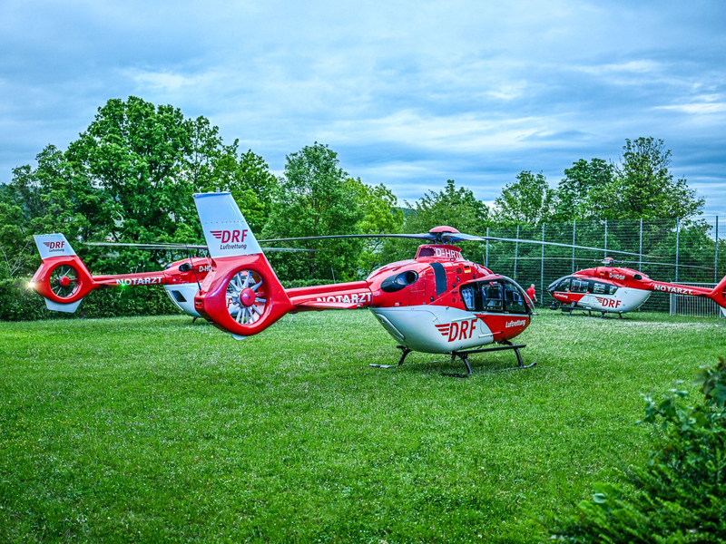 Rettungshubschrauber stehen auf einer Wiese in der Nähe der Turnhalle in Remshalden. - Foto: Marius Bulling/dpa