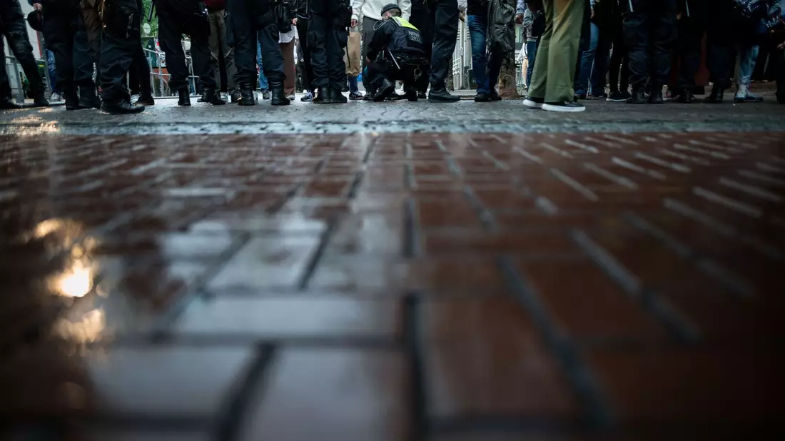 Polizisten kontrollieren Passanten in der Altstadt von Düsseldorf. - Bild: Fabian Strauch/dpa