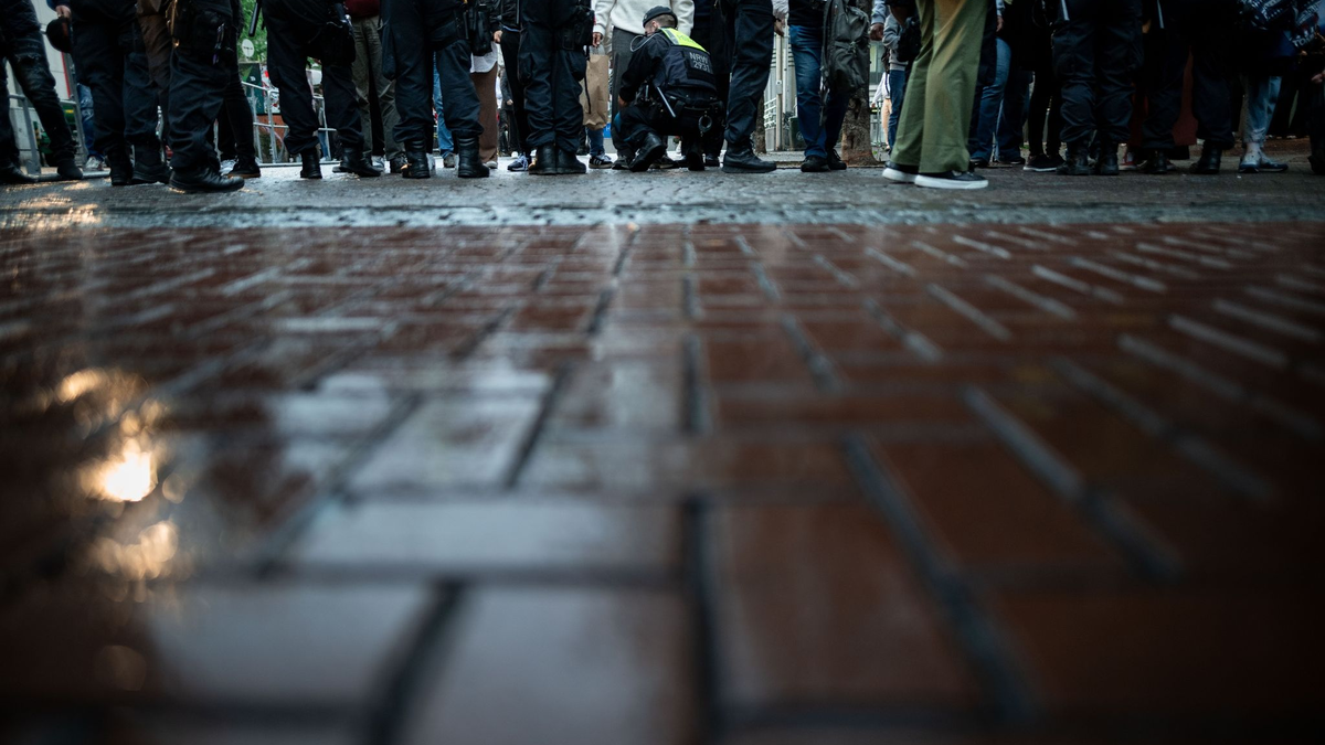 Polizisten kontrollieren Passanten in der Altstadt von Düsseldorf. - Foto: Fabian Strauch/dpa
