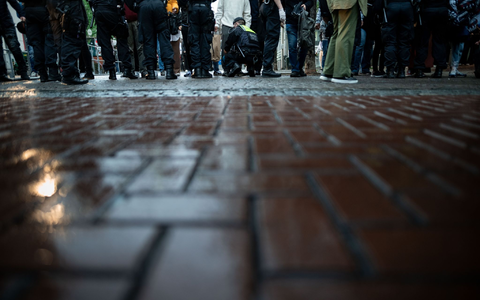 Polizisten kontrollieren Passanten in der Altstadt von Düsseldorf. - Foto: Fabian Strauch/dpa