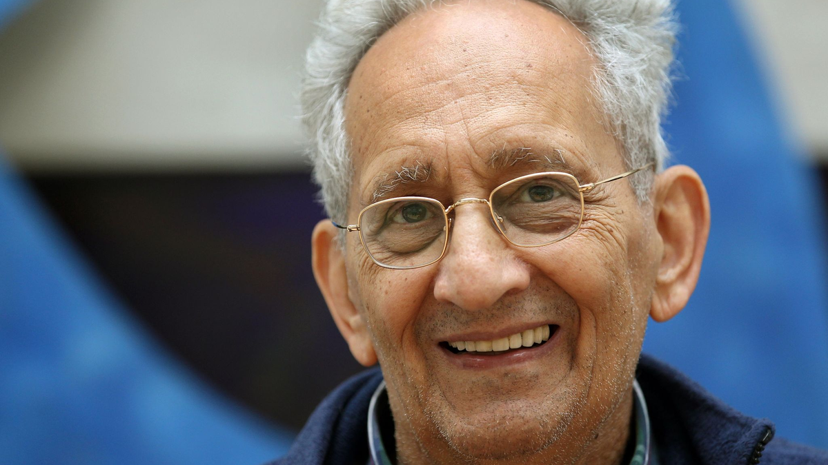 Der US-amerikanische Künstler Frank Stella posiert im Kunstmuseum Wolfsburg vor einem seiner Werke. - Foto: Matthias Leitzke/dpa