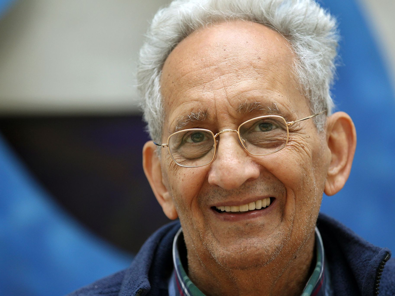 Der US-amerikanische Künstler Frank Stella posiert im Kunstmuseum Wolfsburg vor einem seiner Werke. - Foto: Matthias Leitzke/dpa