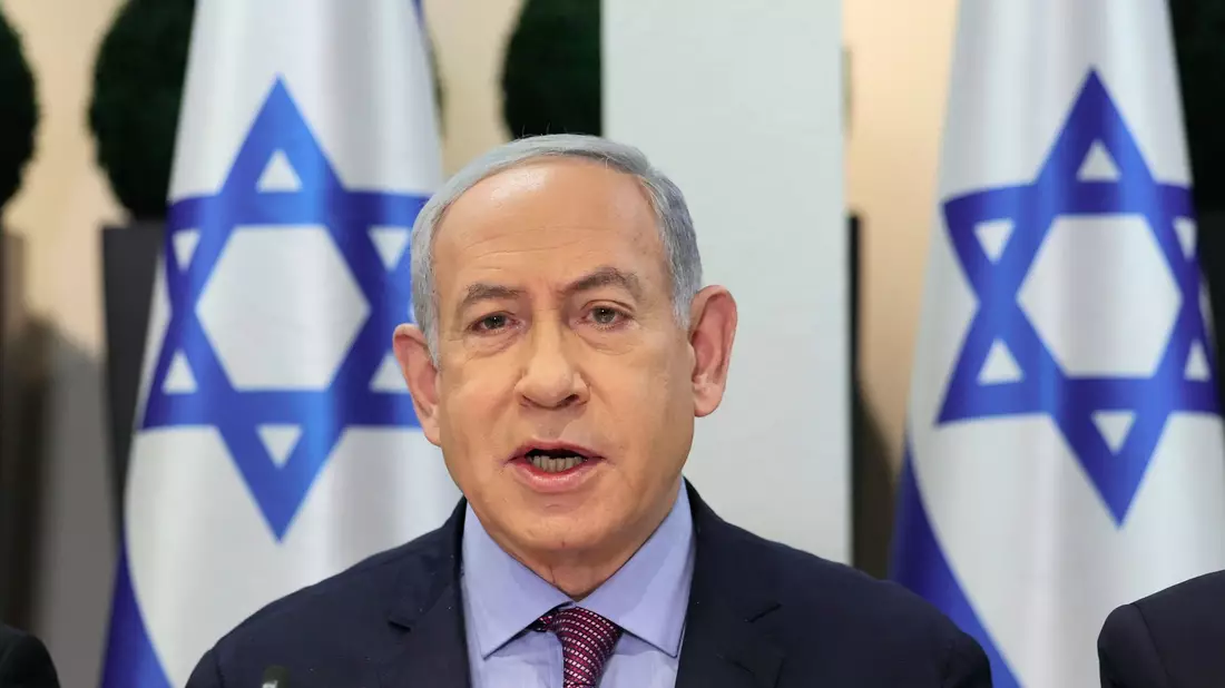 Israels Ministerpräsident Benjamin Netanjahu hält an seinem Kurs fest. - Bild: Abir Sultan/AP/dpa