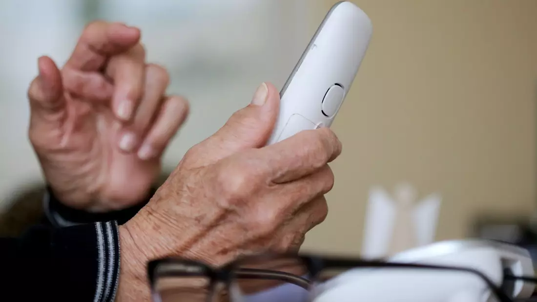 Gespräche über das klassische Festnetz-Telefon geraten außer Mode. - Bild: Roland Weihrauch/dpa