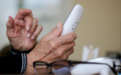 Gespräche über das klassische Festnetz-Telefon geraten außer Mode. - Foto: Roland Weihrauch/dpa