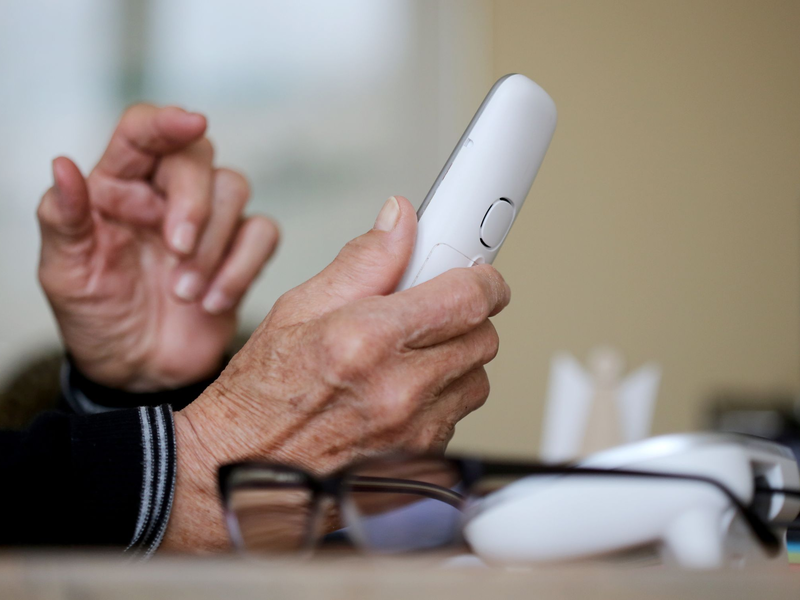 Gespräche über das klassische Festnetz-Telefon geraten außer Mode. - Foto: Roland Weihrauch/dpa