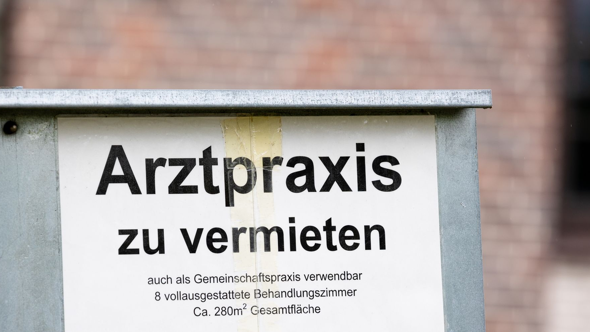 Viele berufstätige Ärzte sind 60 Jahre oder älter. - Foto: Moritz Frankenberg/dpa