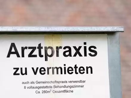 Viele berufstätige Ärzte sind 60 Jahre oder älter. - Foto: Moritz Frankenberg/dpa