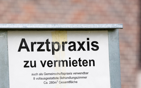 Viele berufstätige Ärzte sind 60 Jahre oder älter. - Foto: Moritz Frankenberg/dpa