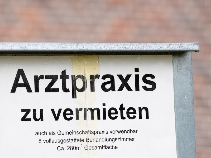 Viele berufstätige Ärzte sind 60 Jahre oder älter. - Foto: Moritz Frankenberg/dpa