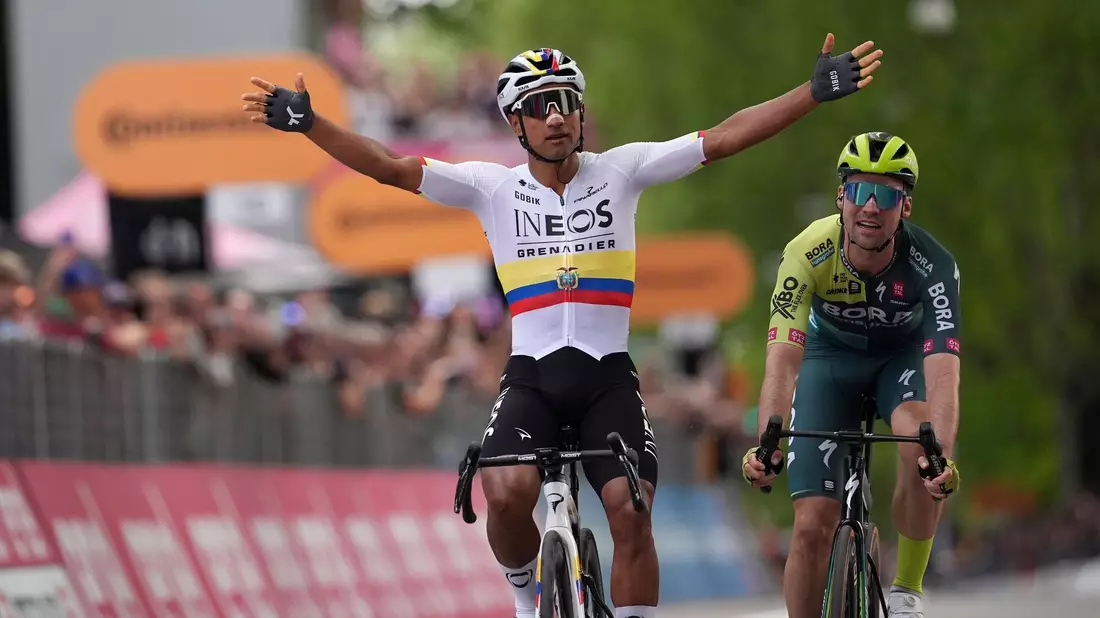 Maximilian Schachmann (r) kam auf der 1. Etappe des Giro d'Italia hinter Jhonatan Narváez als Zweiter ins Ziel. - Bild: Massimo Paolone/LaPresse via ZUMA Press/dpa