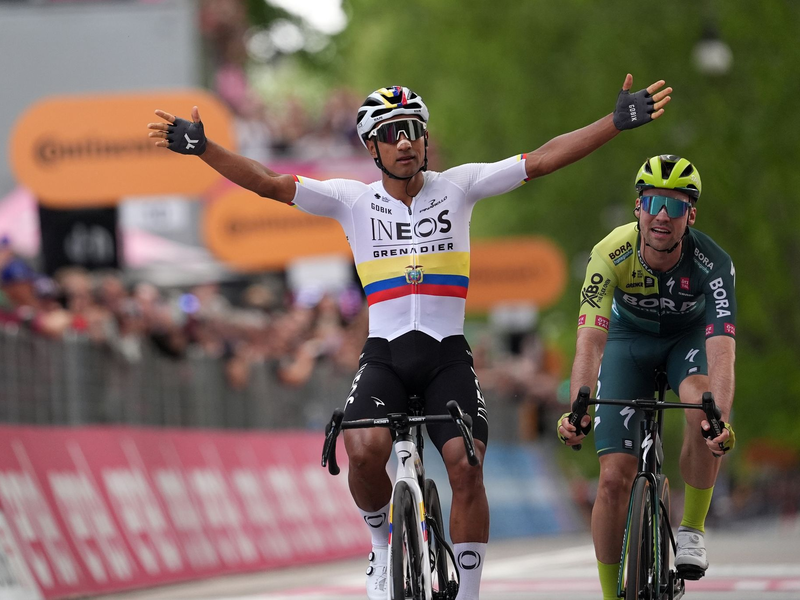 Maximilian Schachmann (r) kam auf der 1. Etappe des Giro d'Italia hinter Jhonatan Narváez als Zweiter ins Ziel. - Foto: Massimo Paolone/LaPresse via ZUMA Press/dpa