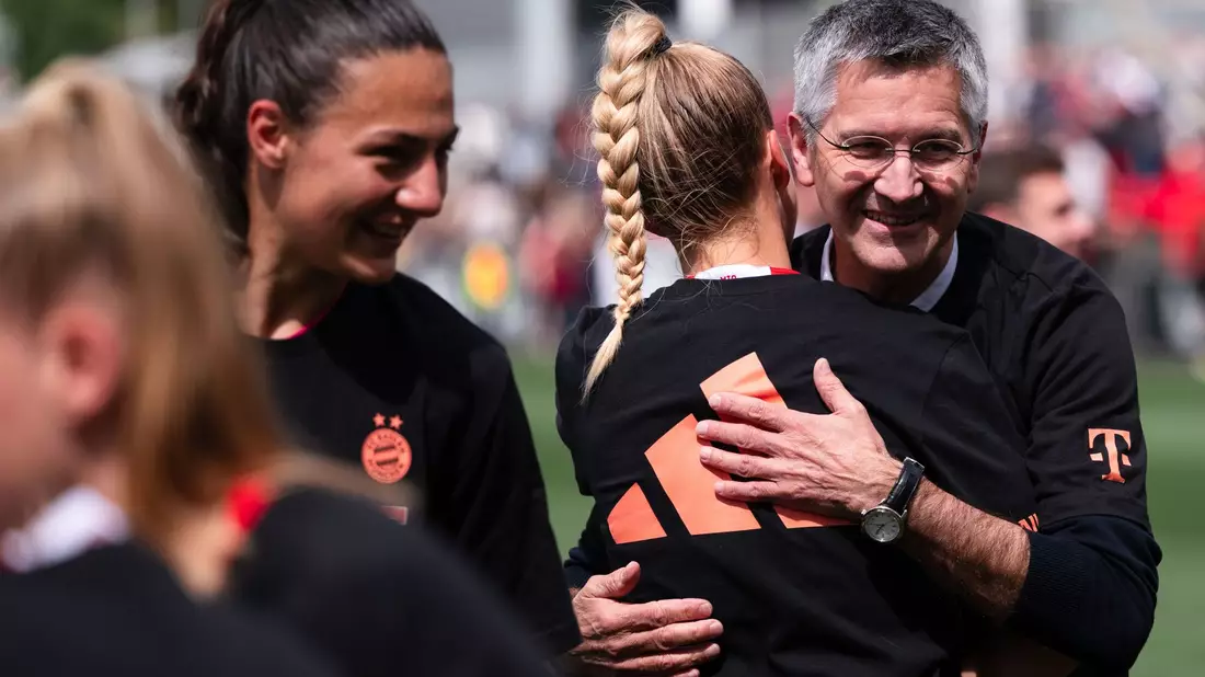Bayern Münchens Präsident Herbert Hainer umarmt Giulia Gwinn nach dem Gewinn der deutschen Meisterschaft. - Bild: Marius Becker/dpa